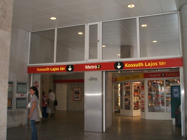 これも地下鉄の入り口です。地下鉄は時間が無いときに非常に便利です、でもそれ以外は、歩いたりトラムを使ったりをお薦めします。