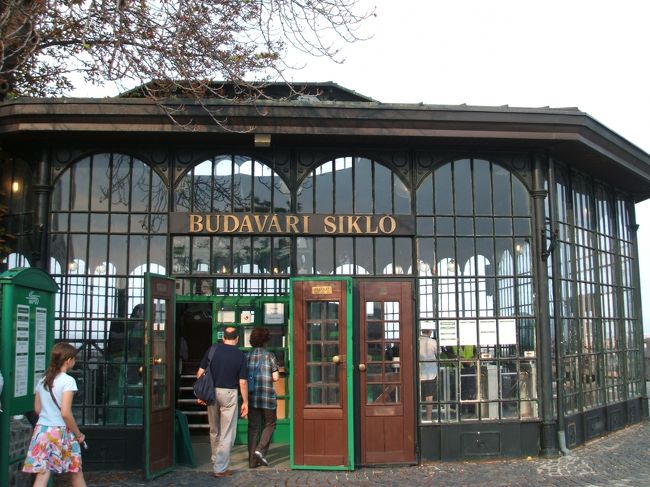 王宮から帰るときの、ケーブルカーの乗り場です。頻繁に動いているので急いでいるときなど非常に便利です。