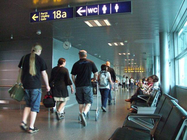 ヘルシンキ空港で乗り継ぎです。<br />行き交う人々を眺めるのも楽しい。<br />