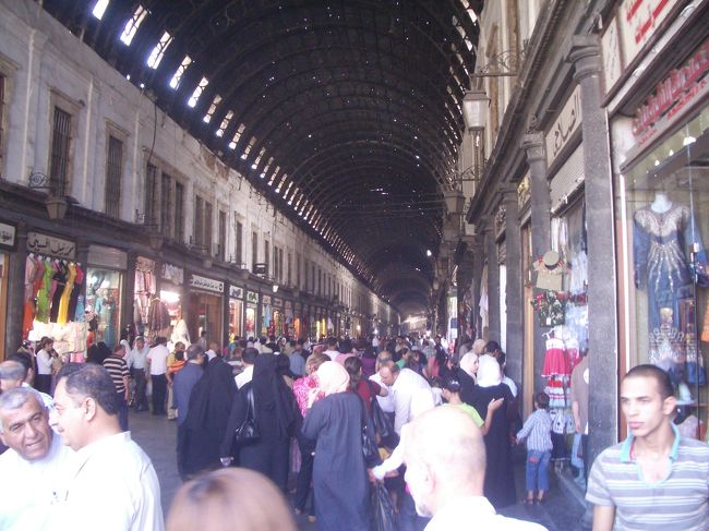 スーク・ハミディーエ。<br />このスーク（市場）はモスクまで６００ｍ程続き<br />アーケードで覆われている。<br /><br />ここでテーブルクロス2枚を購入。<br />交渉は1時間以上続き、シャイ（お茶）２杯出た後<br />1/8の価格まで値段が下がる。<br />