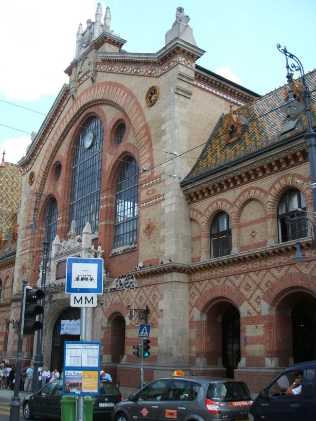 中央市場の外観です。市場とは思えないような感じです。私は、トラムに乗って行きました。市場前で止まるので便利です。市場を見た後は、自由橋を徒歩で渡りひたすら、ゲレールトの丘を目指しました。