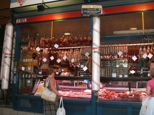 中央市場の１階のお肉売り場です。何店舗もあるのですがお肉の凄さに驚きです。