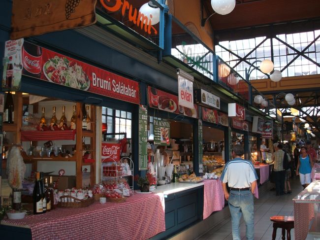 中央市場２階のフードスペースです。小さいながらも何件か簡単に食事ができるお店があります。トカイワインなども飲めます。混んでいないので１人でも大丈夫です。