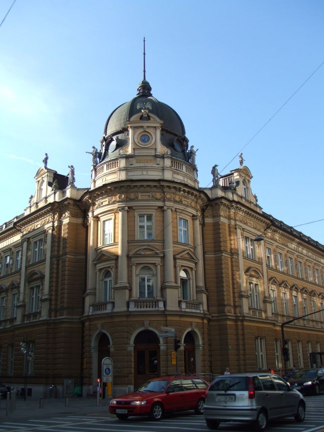 重厚な建物がありました。