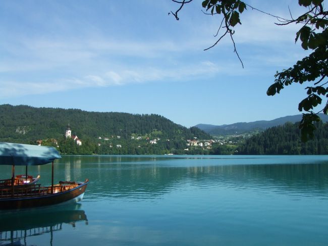 静かでとても美しいブレッド湖へ到着。