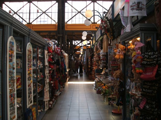 中央市場２階の民芸品のお店です。同じようなお店が並んでいるので、感じの良いお店、自分の気に入ったお店などを選んで購入すると良いと思います。木のお人形などはかわいいし安いので自分用にもお土産にも最適です。