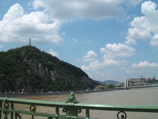 自由橋からのゲッレールトの丘です。ここから歩いて丘まで登りました。結構時間もかかり、暑かったので、頂上に着いたとき、ドリンクを売っている、キオスクがあって、涙が出そうになりました。お水を持ち歩いての頂上めざしをお薦めします。