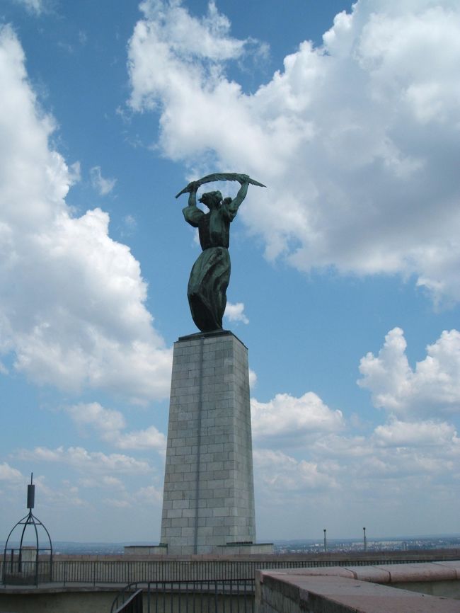 ゲッレールトの丘の上にある、自由の象徴の像です。これ、後姿です。この頂上に要塞があり、中に入れます。