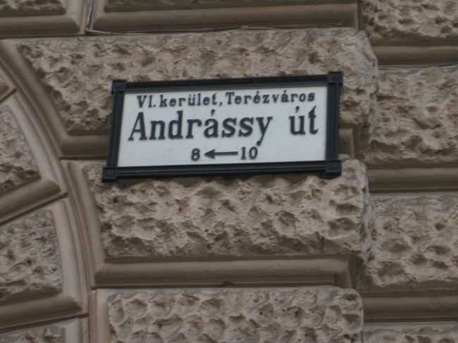 道路の案内です。どこもこのような看板が建物の壁についていてわかりやすいです。ヨーロッパは大抵どこも非常にわかりやすい標識で日本ももっとわかりやすくすると良いのにと思います。
