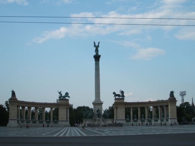 英雄広場です。夕方出かけたせいか、人もあまりいませんでした。オペラの辺りから、アンドラーシ通りをずーっと歩いていきました。途中疲れはてましたが、アイスクリームを片手にがんばり、帰りはさすがに途中から地下鉄に乗りました。健脚の人は、まーっすぐの道なので徒歩がお薦めです。