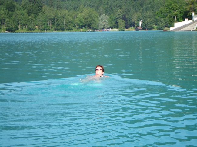 泳いでいる人もいました。