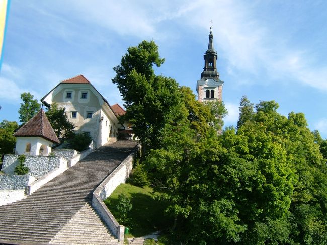 聖母被昇天教会に行くには、階段が。