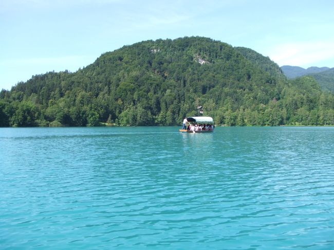 後ろ髪を引かれつつ、またオジサンがのんびり漕いでくれるボートに乗って、戻ります。<br /><br />ブレッド湖、静かで美しくて、何だか特別な場所に思えました。