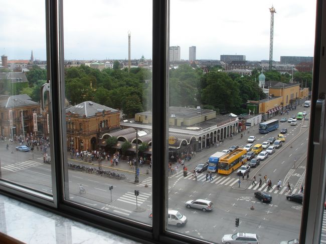 部屋から道を挟んでチボリ公園が見えます。<br />夜は綺麗でした（と言いましても日没が遅い為、なかなか暗くなりませんが）。