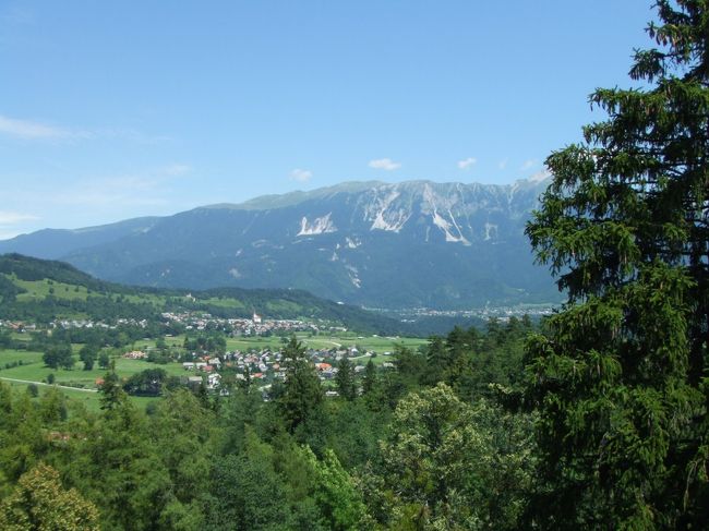 次は、湖面から100mの高さの断崖に建つ、ブレッド城を見に行きます。