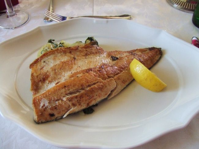 私達40名は室内でランチ。<br />本日のメインは、マスのグリルです。<br />大きい！