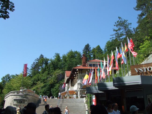 各国の旗が掲げられていました。