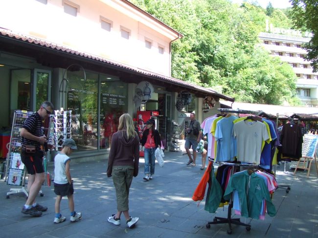 出てみたら、やっぱり外は暑かった。<br />