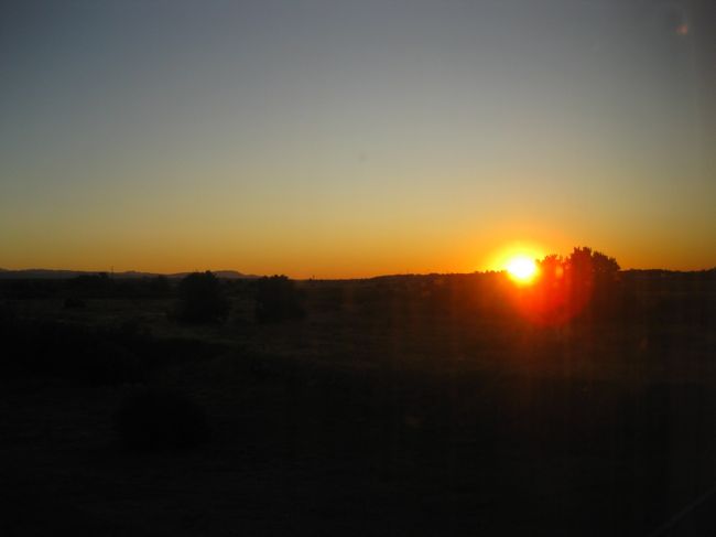 車窓から見えるスペインの夜明け。朝食付きですので7時になると車掌さんが食堂車へ行くようノックして知らせにきました。スペインの朝を車窓から眺めながらの朝食もまた良しです。