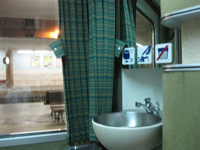 ルシタニア１等寝台内部。通常2名でベッドは上下2段あります。<br />小生は一人だったので上段はたたんでありました。<br />