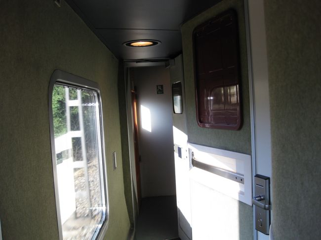 もうすぐマドリードチャマルティン駅に到着します。車内の通路にも朝日が射し込んで。