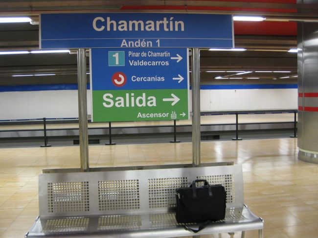 到着後地下鉄ホームへ。中心部へ向かいます。