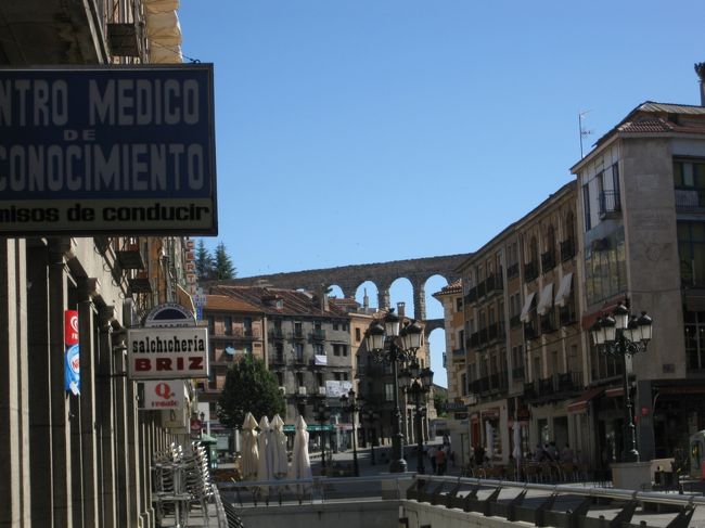 バスターミナルから歩いているとローマ水道橋が少し見えてきました。