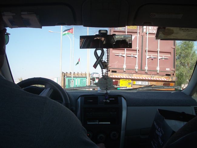 爆睡し、起きたらもう国境付近。<br />このゲートで降ろされ、徒歩にて国境を超える