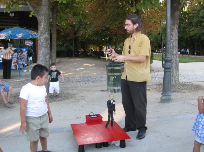 土曜日の午後のレティーロ公園は市民でいっぱい。大道芸人の人達も大人気。