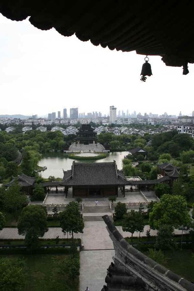 瑞光塔からの眺め。<br />ここまで登るのにかなり息が切れました。<br />さっき歩いてきた庭園のはるか先には、近代的なビルディングが見えます。<br /><br />中国の景観は日本のように個性を強調しすぎず、どこもかしこも全体的にまとまった一つの空間になっていました。<br />