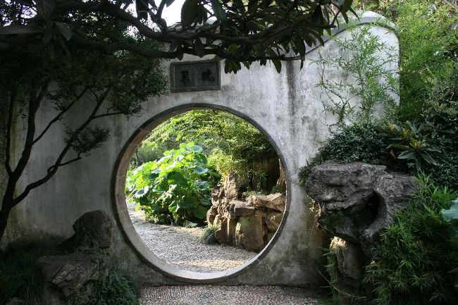 中国の四大庭園で世界文化遺産というたいそう素晴らしい庭園なら、是非訪れてみたいと思いやってきました。<br />タクシーのおねえさんには「ウォ、ブー、トン、ニイ」と言われ、ココで下車しました。お姉さんにはチケット売り場を教えてもらったり、閉館の時刻を教えてもらったり、とてもお世話になったので、おなじく日本の切手を渡しました。<br /><br />庭園はもう閉館が近かったので早足で巡りました。<br />迷路のような園内で、何度も同じ場所に戻って、<br />「あれ？」まるで探検をしているようでした。