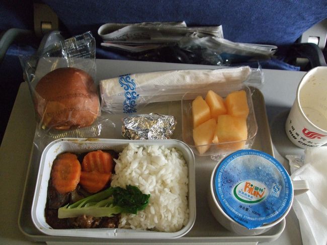 こちらは、上海-西安間の機内食。昼食扱いでしょうか。メロンみたいなのが、ｼｬｸｼｬｸしていて美味でした。<br /><br />ところで、この便は特に詳細の説明もなく、出発が1時間程度遅れました。その間ずっと機内に監禁されており、何とこの機内食も地上でサーブされたのです！<br /><br />出発まで、横でＰＣを広げ、大音声で歴史ドラマを鑑賞するオバサン、大声で騒ぐ人々、ひっきりなしになる携帯、カオスでした。<br /><br />一方、別の便もディレイしていたみたいなので、恐らく滑走路が何らかの理由で一時的にクローズされていたとか、そんな理由だったのではと思われます。