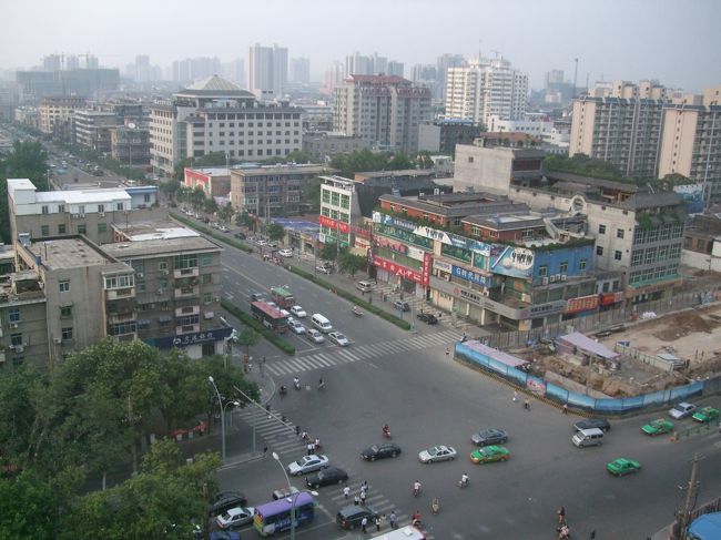 宿泊したホテルは、西安駅まで車で10分かからないぐらいの場所に位置する古都新世界大飯店。4つ星クラスの巨大なホテルでした。<br /><br />ホテルの15Ｆがエグゼクティブ客（笑）向けのカウンター＆ラウンジになっており、そこでチェックインを済ますと、ハッピーアワーということで、ビールやら簡単な軽食が無料でサービスされました。ラウンジには大きなＴＶと2台のＰＣが備えられ、自由に使用することができます。<br /><br />小生達が泊まったのは、14Ｆ。部屋からの眺めは、こんな感じでした。<br />近くに回教街やらモスクやらがあるのですが、一連のウイグル暴動の影響は見られないとのこと。