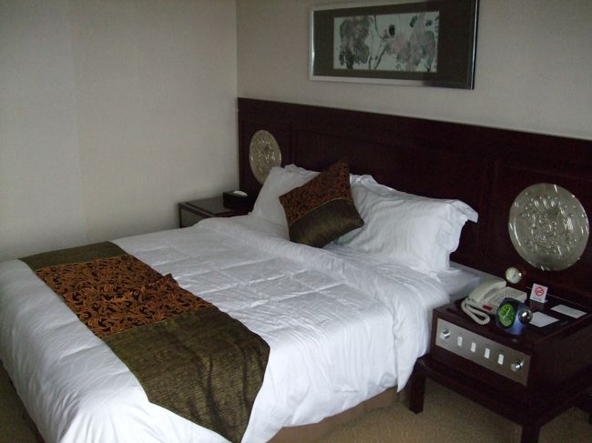 しかし、ダブルベッド。。。<br />ウェルカムフルーツなども提供され、至れり尽くせり。<br /><br />因みに、朝食も付いてきます。2Ｆにある大きなビュッフェが、朝6時半から朝食コーナーと化します。<br /><br />