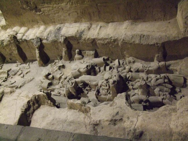 続いて二号坑。ここは一号坑と同じく巨大な現場でした。<br />惨殺体みたいで怖い。。。