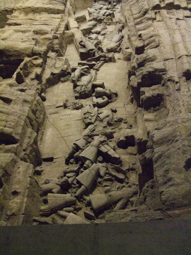 しっかし、これだけバラバラに埋まっていたものを、どうやって復元していくのでしょうか。当時の制作資料等が存在するのでしょうか。