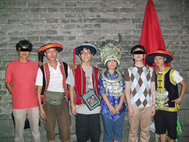 苗族衣装の方々と記念撮影。
