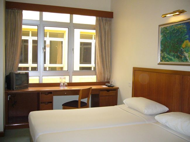 お部屋の中はこんな感じ。<br />最上階だったのですが、窓から見える景色は…なんと…向かいの部屋のみ！が〜ん(泣)