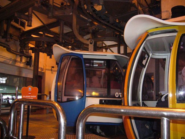 しばしの空の旅を楽しむため、ロープウェイ(ゲンティンスカイウェイ)に乗ってきます〜。