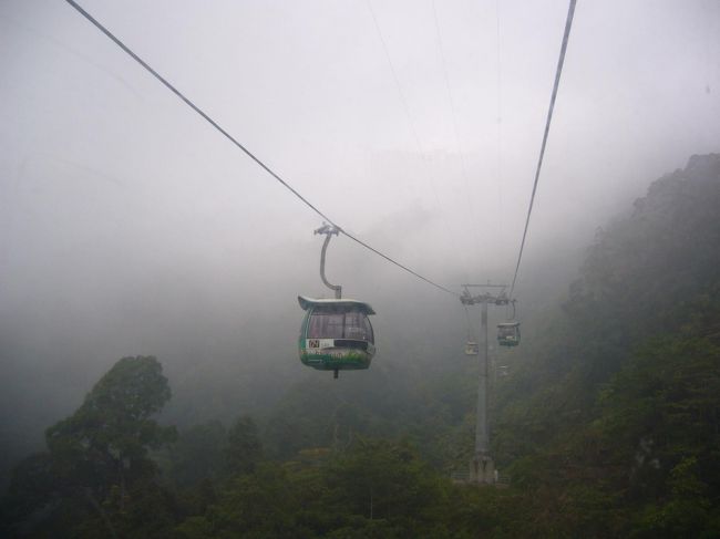 ふぉぉ。霧の中を下っていくロープウェー。<br />高度もあり、スリル満点です！