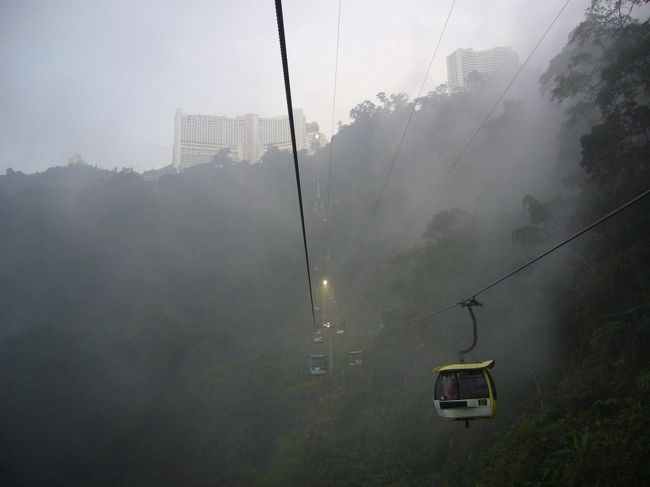 ロープウェーの終着駅となっている小さなショッピングセンター(っていうかお土産やさんが少し入っているだけｗ)で休憩し、またゲンティンハイランドに向けて、上っていきます〜。