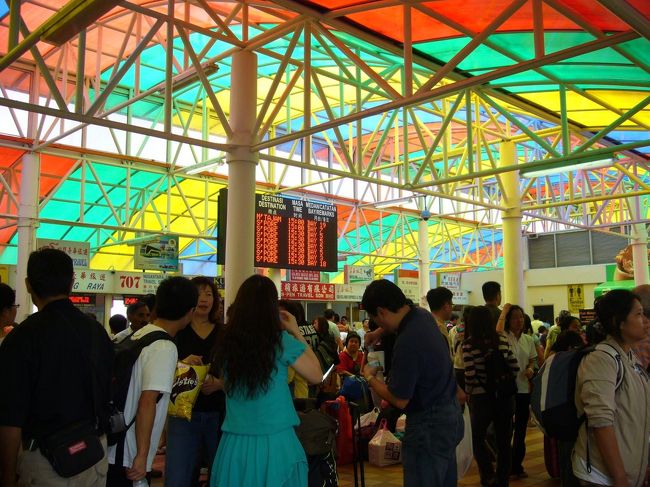 週末だったからか、ゲンティンハイランド内のバスターミナルも人で溢れていました。<br />さて、JBを経由して、シンガに帰ります〜。