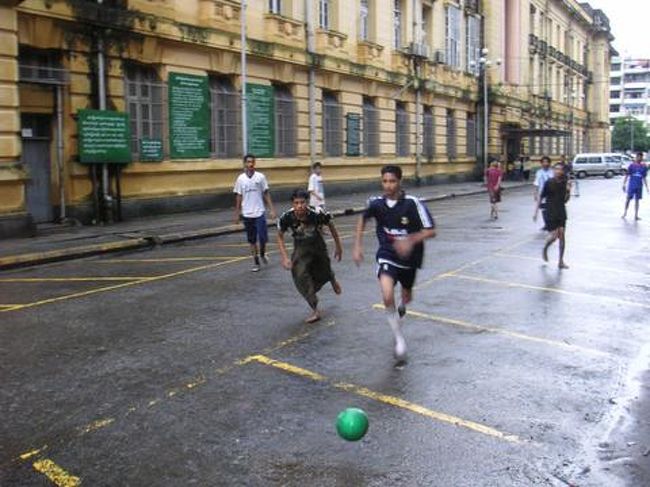 　何事も無ければ、本当に穏やかな町なんですけどね。道で少年がサッカーをしてたりして。