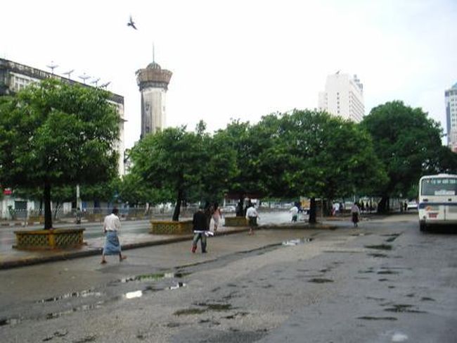 　このときの旅行は、人任せにしていたせいか、細かいことをあんまり覚えていないんだよね〜（いきなり言い訳）。あいまいな部分は平にご容赦を。<br /><br />　さて、ミャンマーは観光ビザが必要だったので、事前にミャンマー大使館に郵送で手続きをして入手しました。<br /><br />　軍事政権のイメージが強かったので、入国審査も厳しいことを覚悟していましたが、あっさり通過。<br />　両替をすると、財布に入りきらないぐらいの札束が帰ってきて、思わず成金気分。<br />