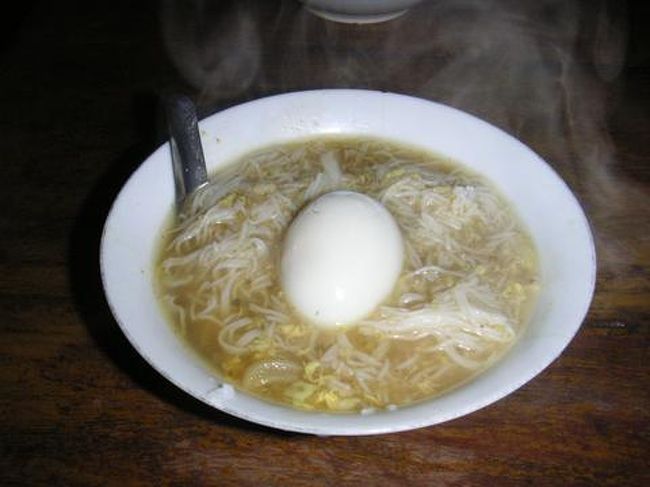 　朝食はモヒンガー。やわらかい素麺のような食感でやさしい味。朝のおなかにちょうどいいきがします。箸は使わず、レンゲですくって食べます。<br /><br />　この日は、国内線でマンダレーへ移動。本当は夜行列車に乗ってみたかったのですが断念。旅行会社の人曰く、「横揺れだけでなく、縦揺れもひどいのでジェットコースターみたい」（縦揺れって・・・）。「半日遅れたりするのはよくあること」らしい。<br /><br />　どうもミャンマーの鉄道は戦時中に日本が作った泰緬鉄道の線路を未だに使っているらしい。