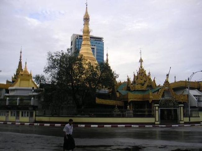 　ホテルの近所のバヤー（寺院）。<br /><br />　後日、ミャンマーで僧侶の人たちがデモをしたのは、まさにこの辺りかと思います。<br /><br />　見たことのある懐かしい場所で繰り広げられるデモの様子に、ＴＶを見ながらショックを受けた記憶があります。