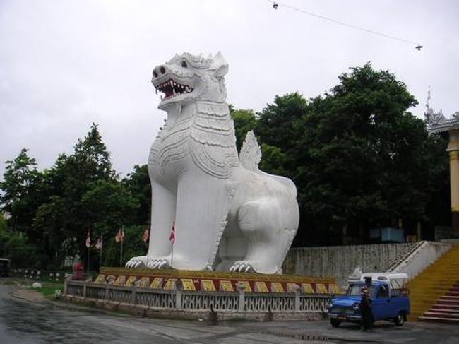 　マンダレーに到着し、ホテルへ。夕食は、地元で“ビアステーション”と呼ばれるビヤガーデンへ。ショーウィンドウで食材を選び焼いてもらうスタイル。ここで飲んだ生のミャンマービールが最高においしい。マンダレーには醸造所があるそうで、本当においしい生ビールが飲めます。ちなみにミャンマーでは缶ビールより生ビールのほうが安いのです。ビール好きの方はぜひ！<br /><br />　ということで、次の日はマンダレーヒルへ。ピックアップトラックで入口に到着。<br /><br />　でっかい狛犬がお出迎え。<br /><br />　
