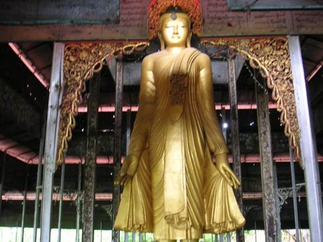 　マンダレーヒルでは麓で靴を脱いで預け、中ははだしで歩きます。<br /><br />　丘の頂上に向けて階段をてくてく登っていきます。<br /><br />　ところどころ仏像があり、熱心にお参りしている地元の方を見かけます。<br /><br />　日本ではあまり見ない立像スタイルの仏像です。