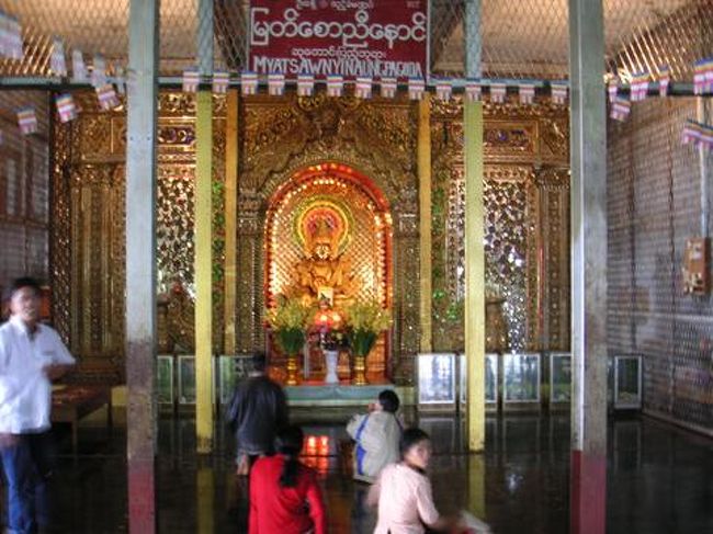 　後光が電飾でさしている仏像。派手だなあ・・・。日本ではありえない演出だ。<br /><br />　敬虔な仏教国だけあって、ひざまずいておまいりする人の姿も。