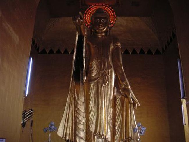 　こちらの立像も電飾が・・・。